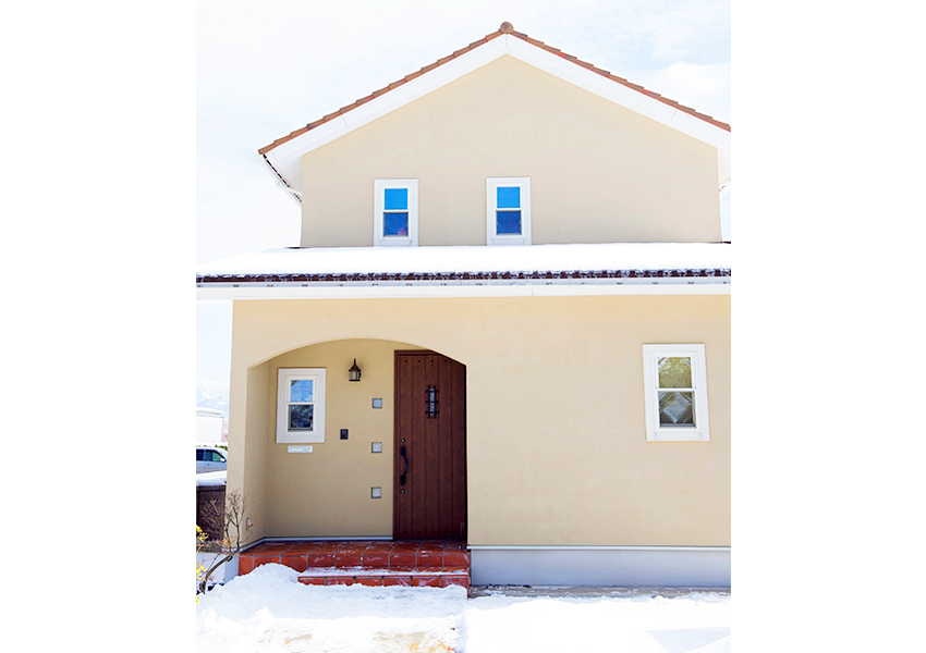 珪藻土のような質感の外壁の玄関