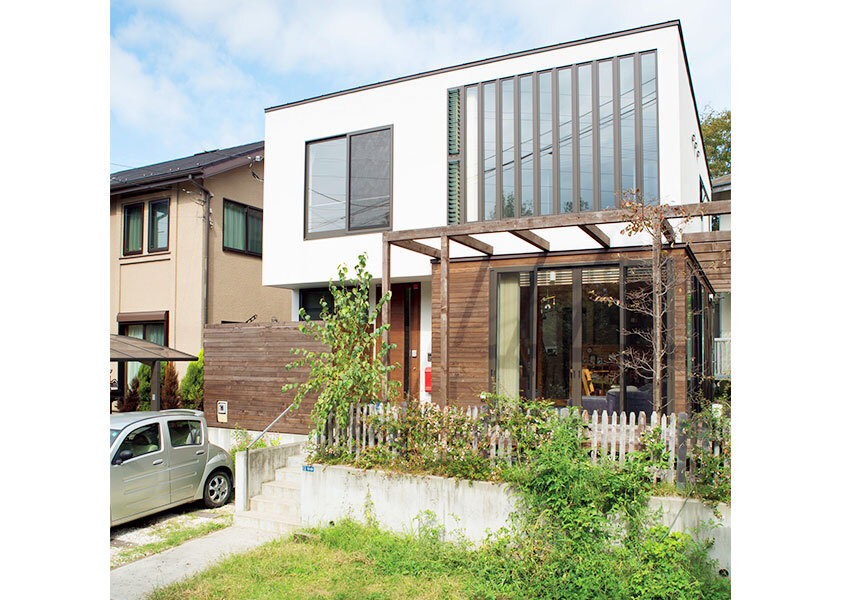 デッキを囲むパーゴラがアクセントの外観