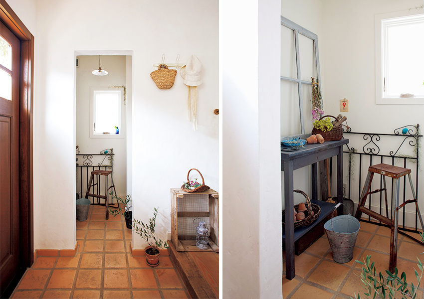 アイアングッズの素材感とも好相性の古びた雰囲の玄関