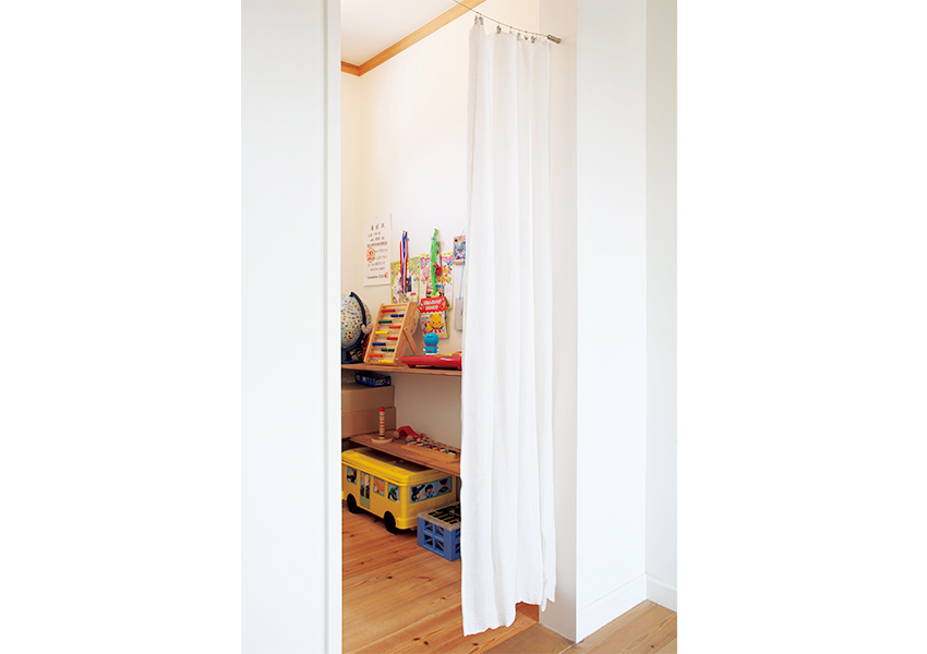 扉がないので出入りしやすい2階ホールの納戸