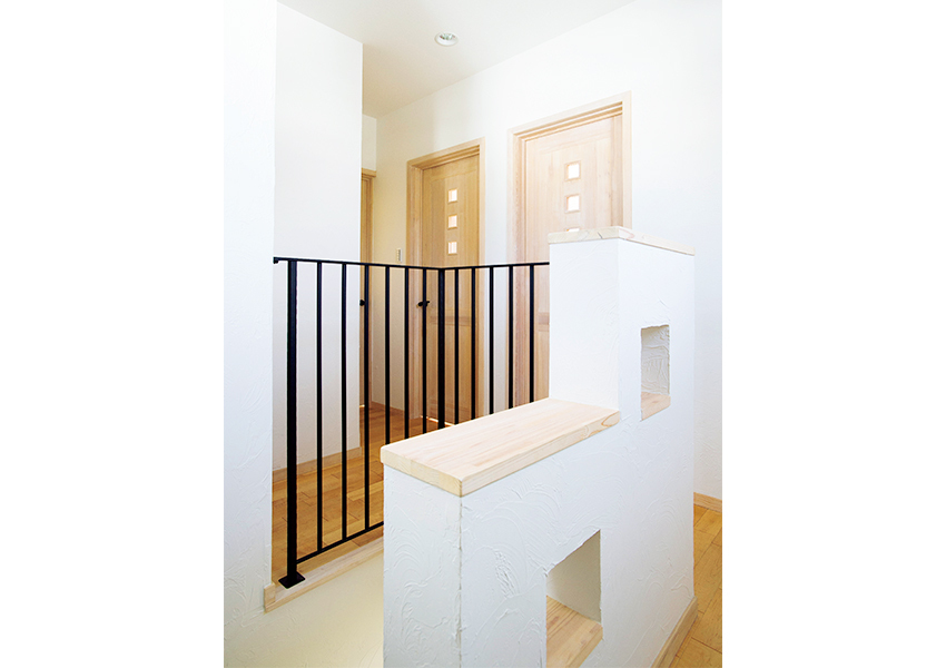 アイアンの手すりを採用したホール