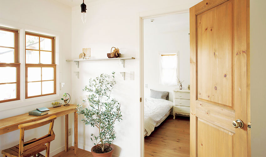 窓辺にご夫婦合作のカウンターを置いたホール