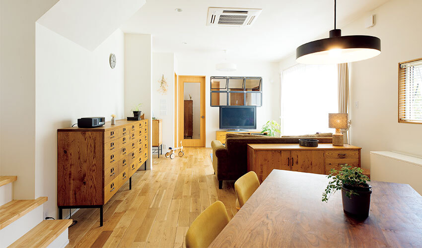 大きな窓から光が差し込むキッチン