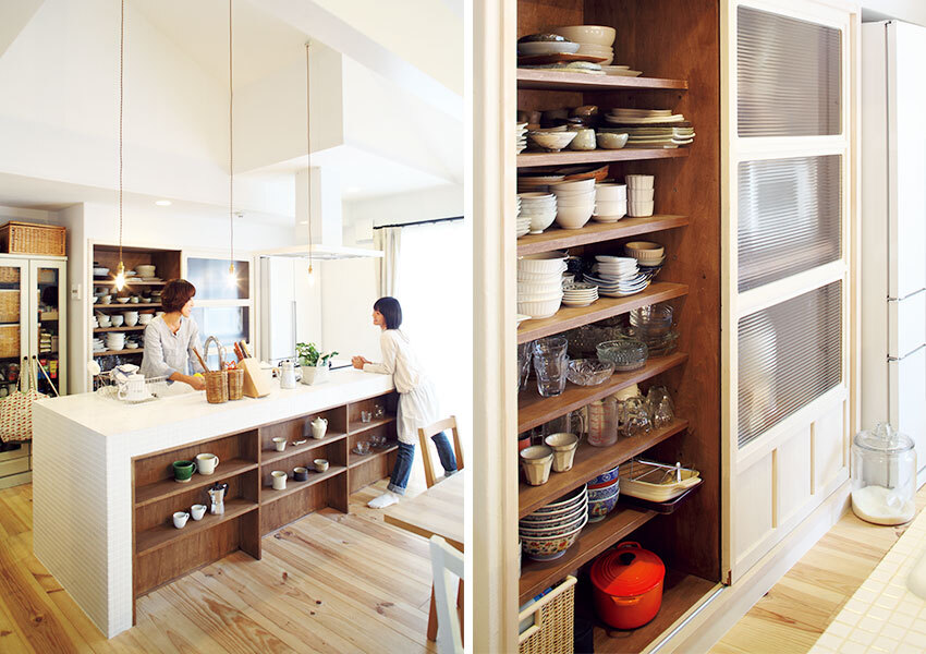 白いタイル仕上げのアイランドキッチン