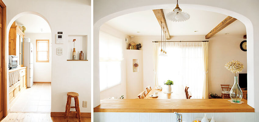 壁のニッチにも古材をあしらったキッチン