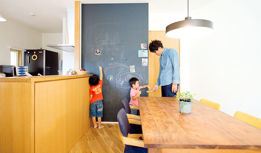 カウンターのダイニングがあるキッチン