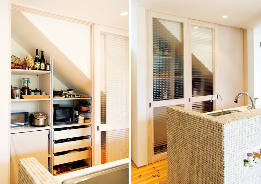 階段下を利用したキッチン収納のあるキッチン