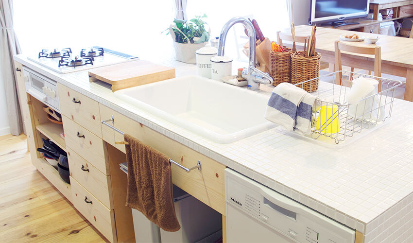 壁のないフラットなデザインのキッチン