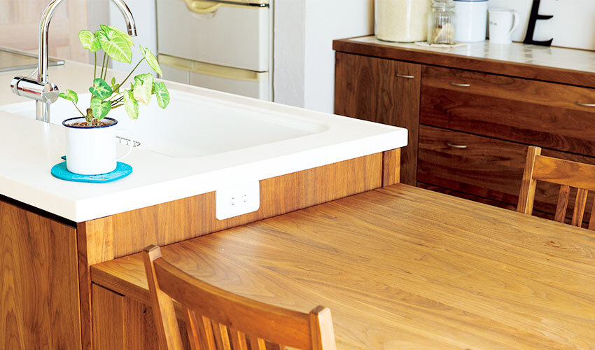 キッチンカウンターの奥行きに合わせたテーブル