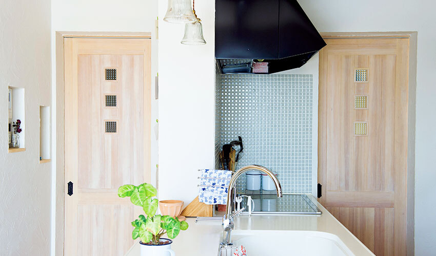 シンメトリーに扉が配置されたキッチン