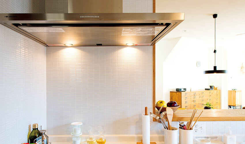 壁に人造大理石のタイルを敷き詰めたキッチン