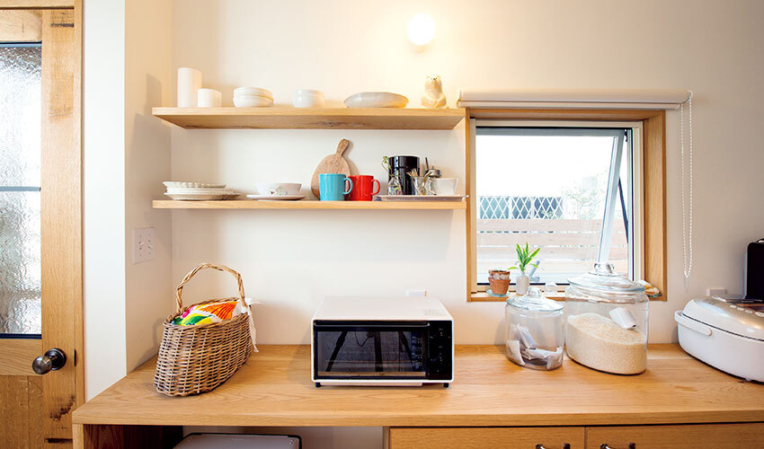 オープン棚で軽やかなシンプルキッチン