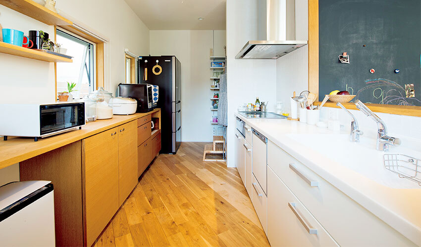 造作のカウンターを組み合わせたシステムキッチン