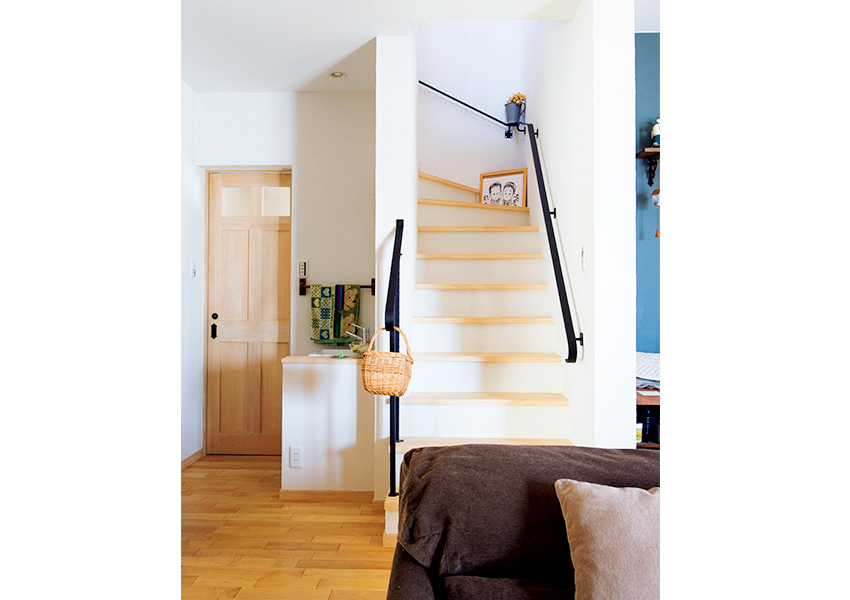 アイアンの手すりが空間を引き締めるリビングの中にある階段