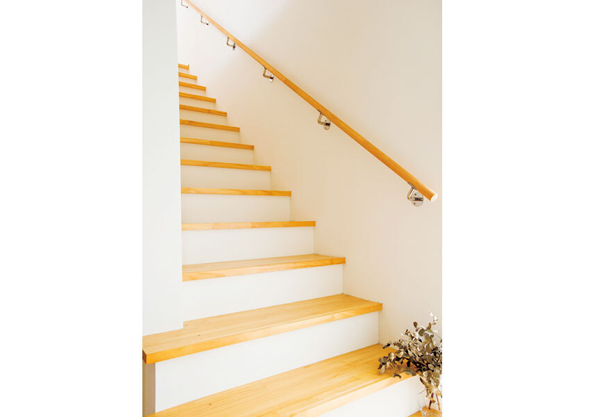 上がり口と階上の窓から自然光がさし込む階段