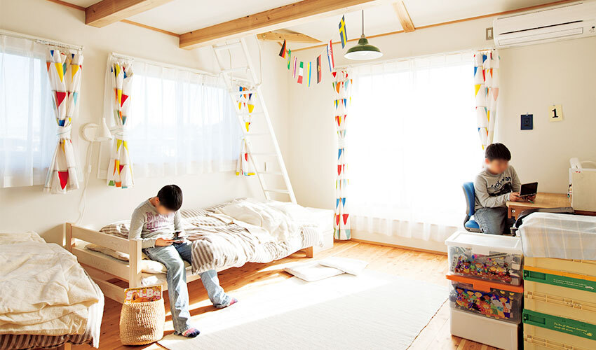 カラフルな色使いのカーテンの子供部屋