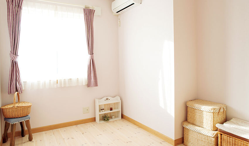 パイン材の床の子ども部屋