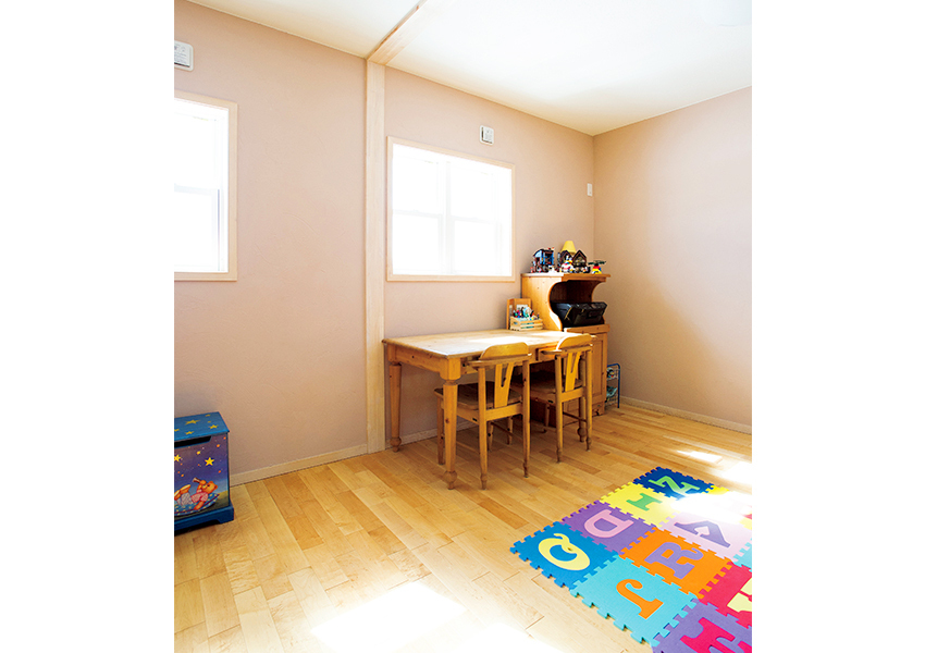 窓や扉、スイッチが2つずつ配置された子ども部屋