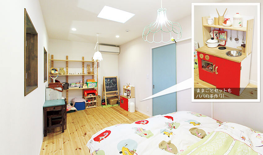 引き戸を水色にペイントした子供部屋