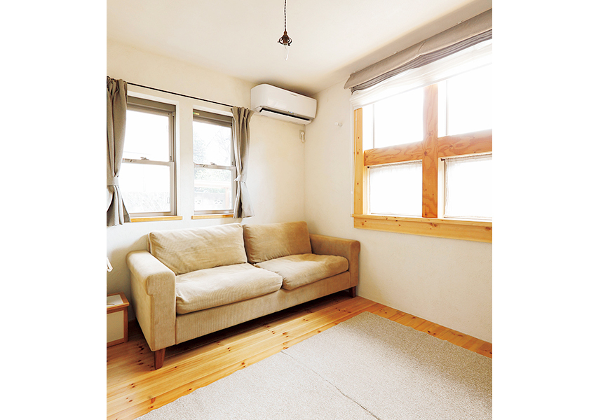 ソファだけを置いた、シンプルなリビング