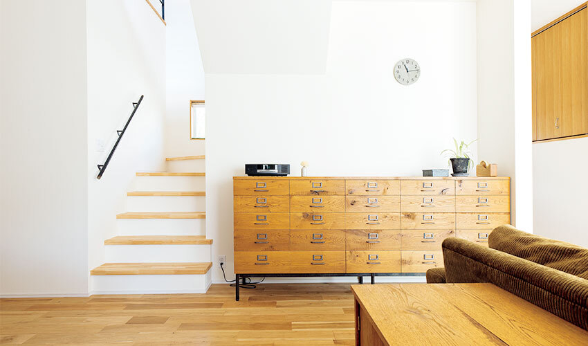 特注した5列の引き出しチェストのあるリビング