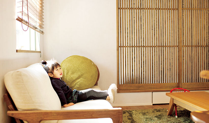 間仕切り用の縦格子の造作建具