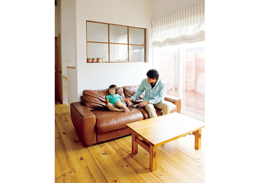 ボルドーパインの床で開放的なリビング