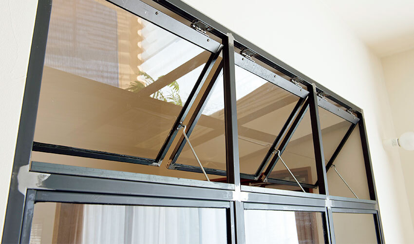 黒皮鉄の表情も滑り出しの構造の窓がカッコいいリビング