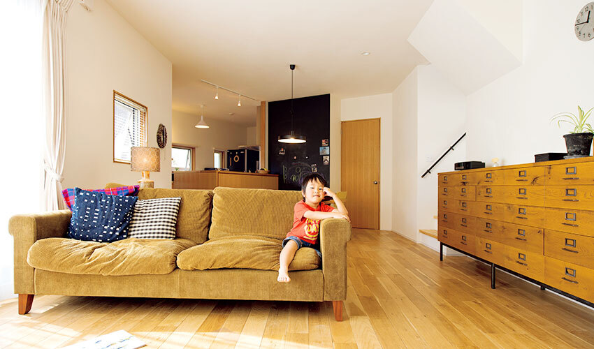 オーク材を自然塗料仕上げにした床のリビング