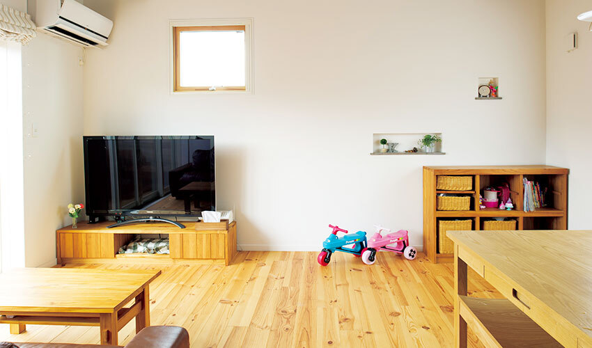 壁面にニッチのついたリビングダイニング