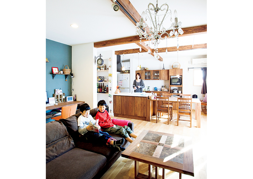 ウォールナット材で統一されたキッチン