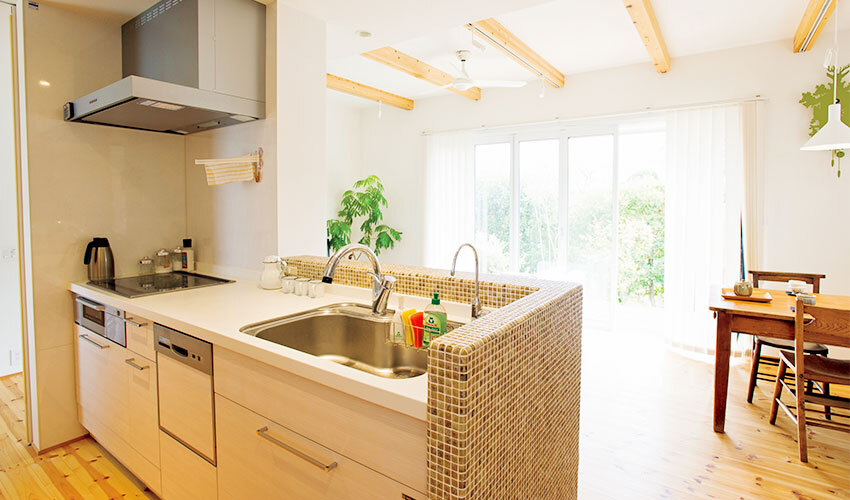 タイル張りのカウンターのキッチンがかわいいLDK