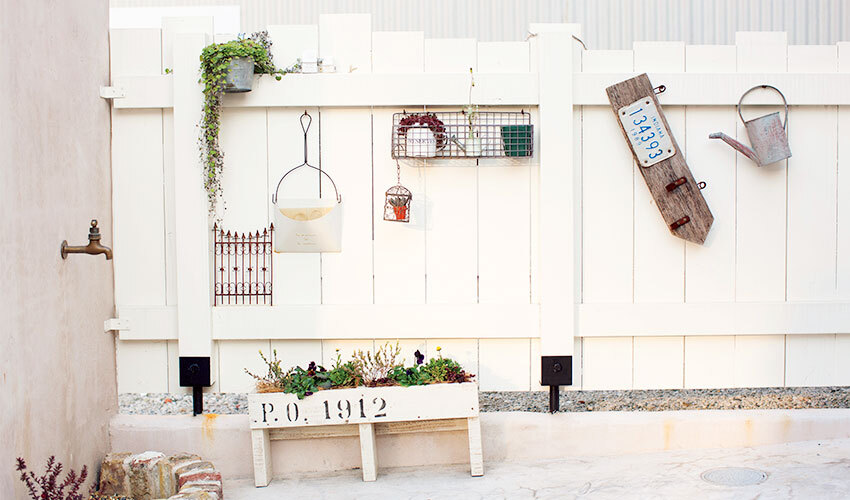 白いペイント仕上げの板塀を設置した庭