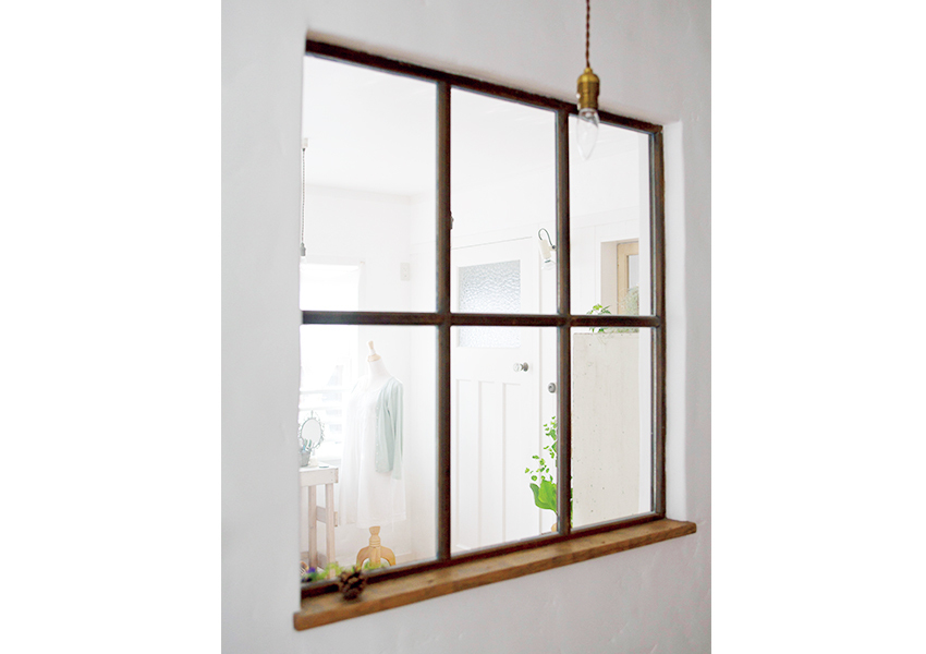 レトロ感のある窓ごしに眺めるアトリエ