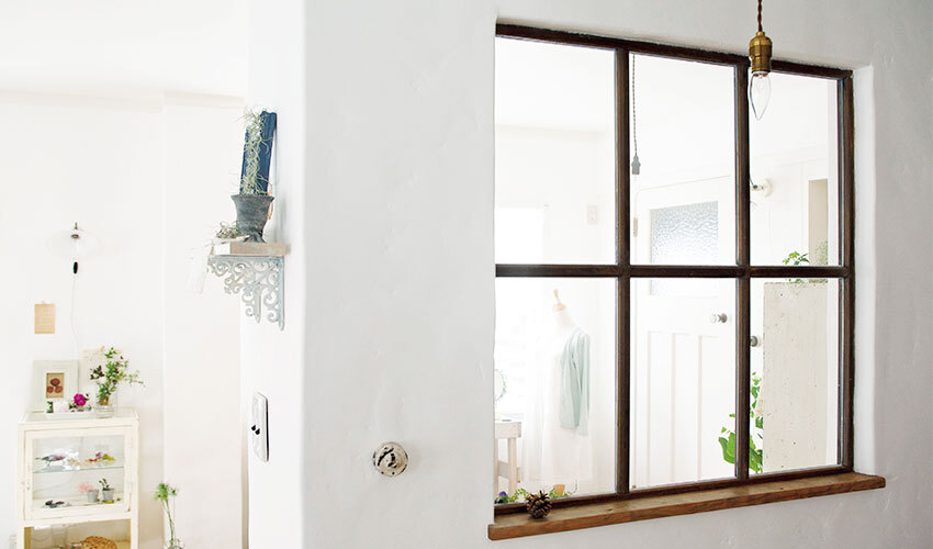 解体現場で譲ってもらった古い木枠の窓をつけた廊下