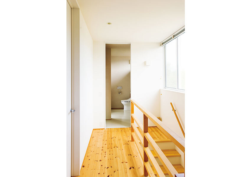 窓やドアを天井いっぱいの高さまでつくり明るい廊下