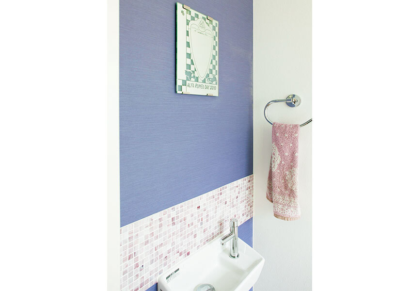 紫を基調にしたエレガント空間の1階トイレ