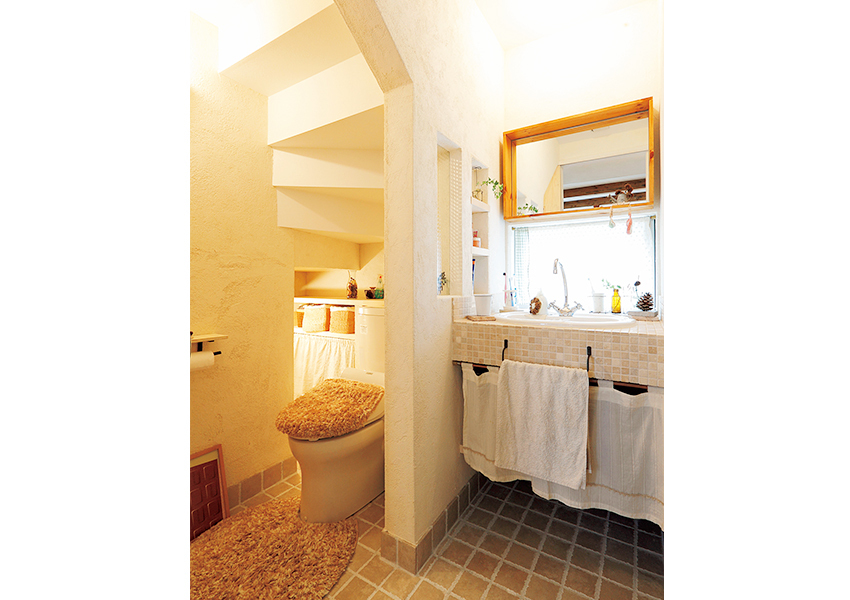 トイレとの間は扉をつけずオープンな洗面室