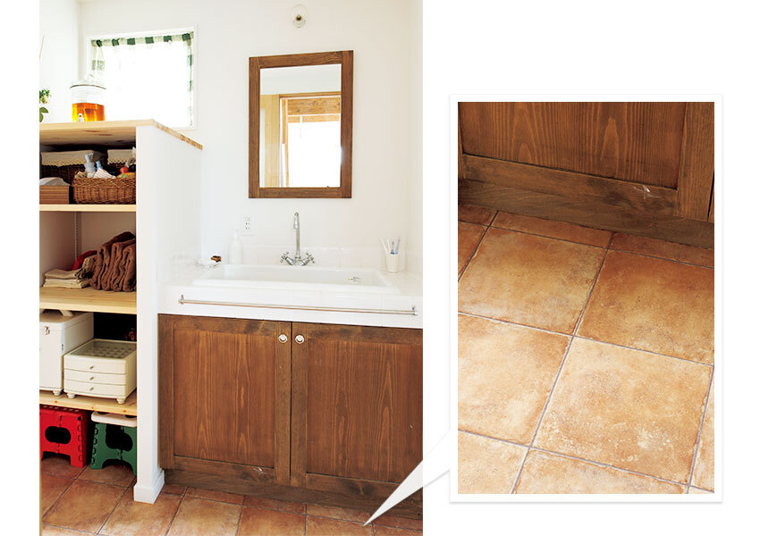 オープン棚で収納できる洗面台