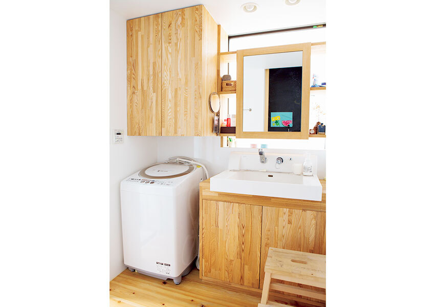 洗面カウンターと吊り戸棚付きは手作りの洗面室