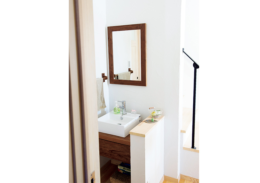 ウォールナット材を使った洗面コーナー