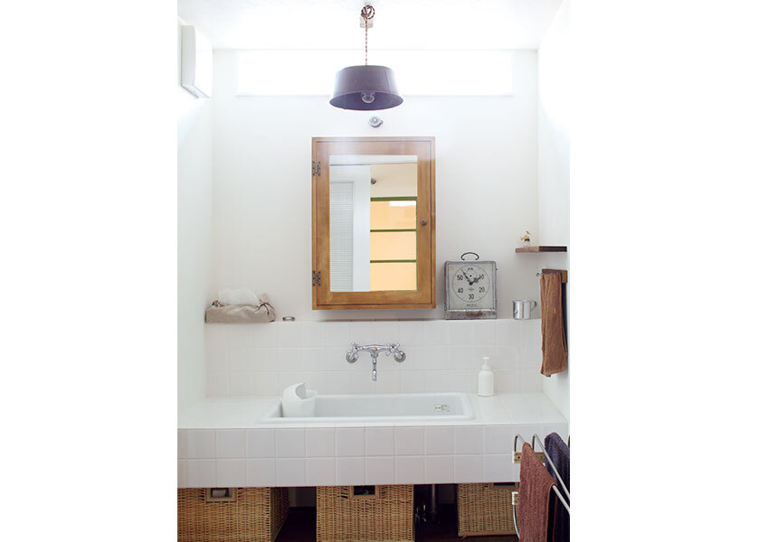 タイルと角形シンクに仕上げた洗面室