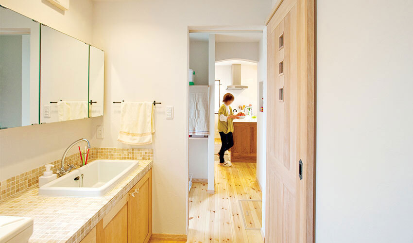 カバザクラ材の洗面室