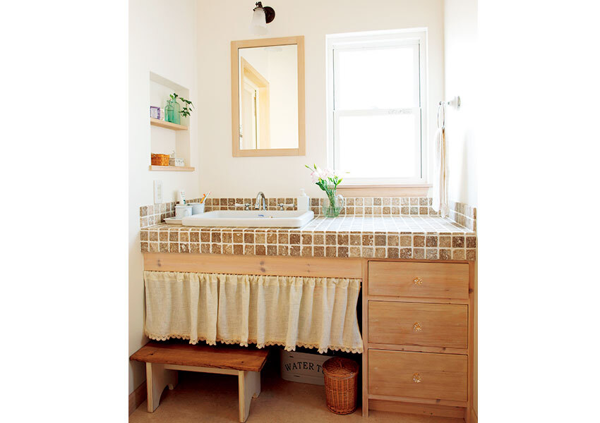 タイルと木で造作した洗面所