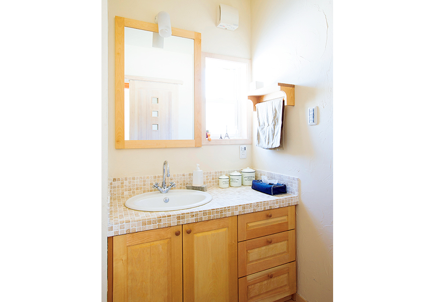 LDKとは雰囲気の異なるカバザクラ材を使用を使用した洗面室