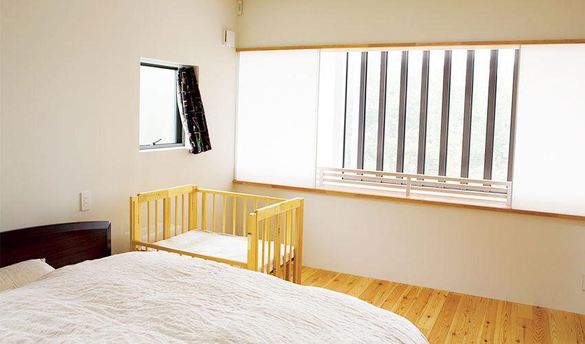 吹き抜けでリビングとつながる寝室