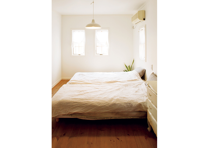 安眠できるように白ベースでまとめた寝室