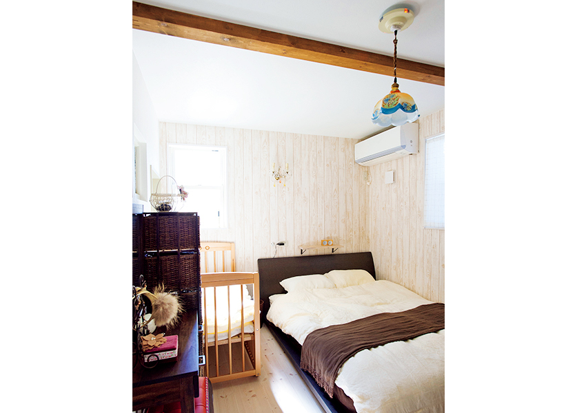 板張り風のデザインのクロスの寝室