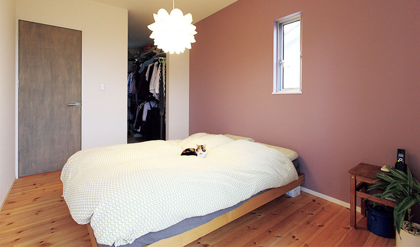 壁のクロスを1面だけラベンダー色にしてリラックスできる寝室