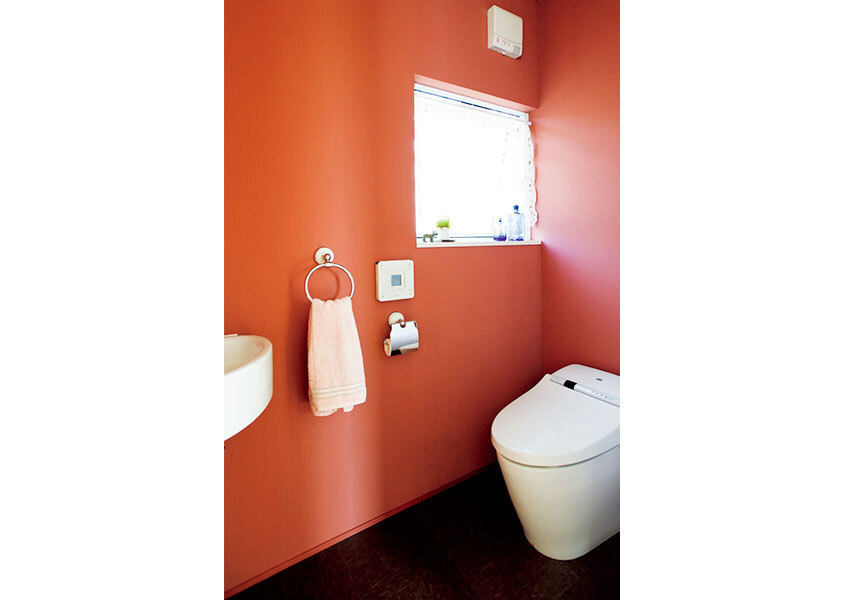 ワインレッドの壁のトイレ